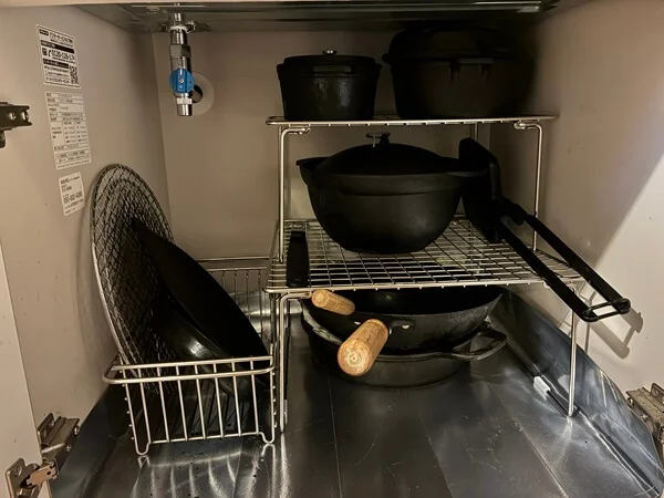 ようやく整理整頓ができたビルトインガスコンロ下の鋳物鍋コーナー