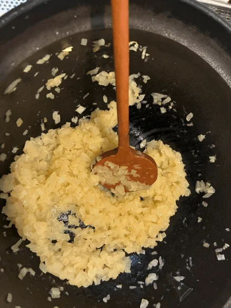 ki duki kuki 木べら スパチュラを使って炒め物をしています。