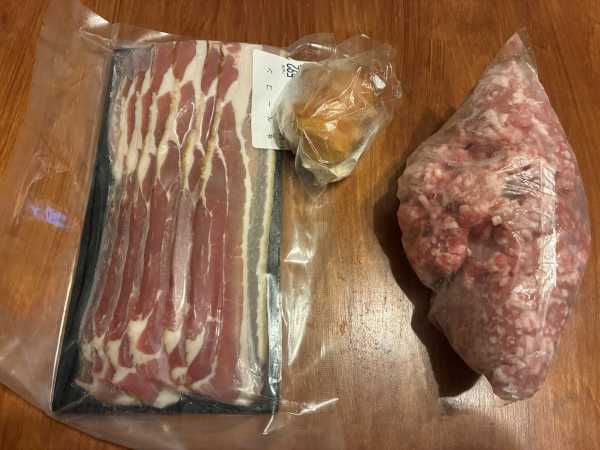 食材のベーコンと値札上には、有機生姜と豚ひき肉（外食せずに購入した食材）