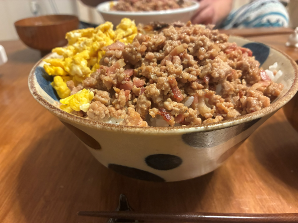 ベーコン入り肉そぼろと炒り卵をご飯にのせた手作り丼